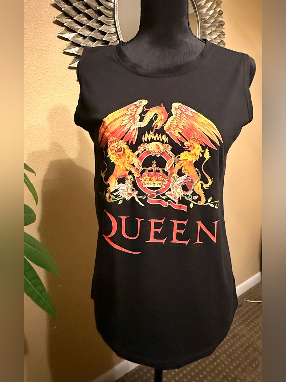 Queen Sleeveless T-shirt, Black, Large